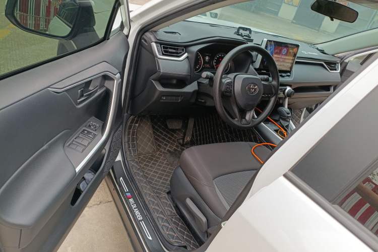 Used Toyota Wildlander 2022 Updated Version 2.0L CVT Two-Wheel Drive Leading Edition