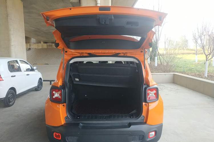 Used  Renegade 2018 Connected Large Screen Version 180T Automatic High-Energy Edition
