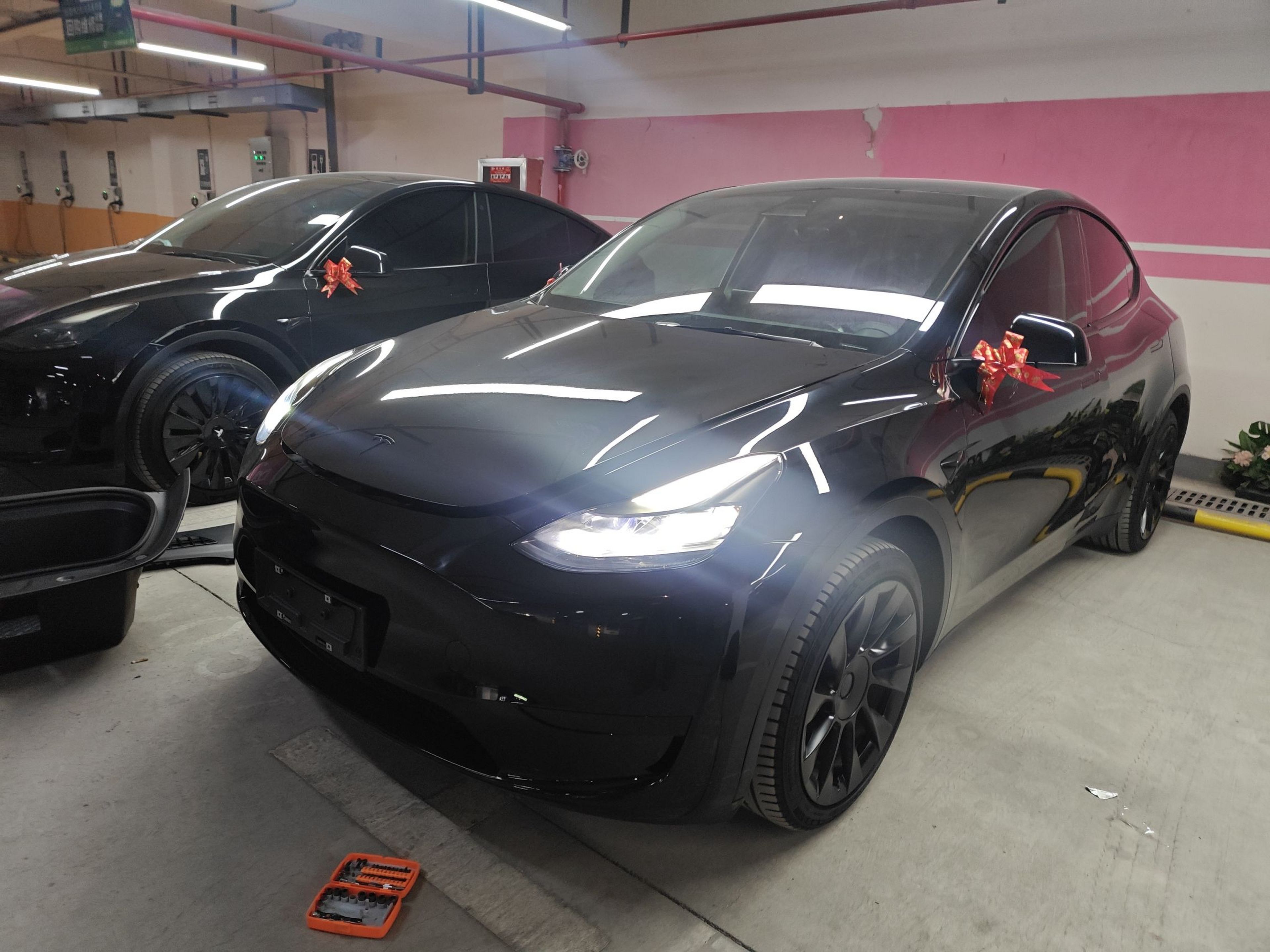 تحت مقدمة السيارة