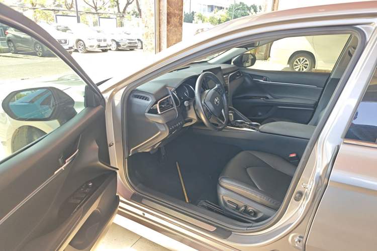 Used Toyota Camry 2021 2.0G Luxury Edition
