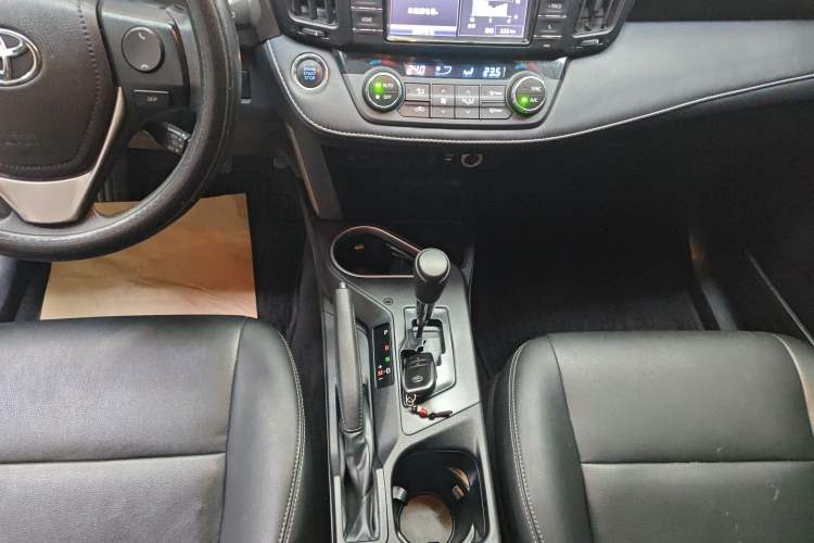 Used Toyota RAV4 2016 2.0L CVT Two-Wheel Drive Fashion Edition China V Standard
