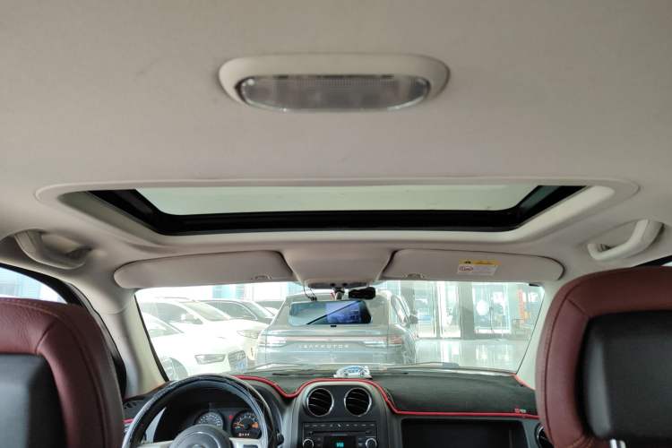 Used  Compass 2015 2.0L two-wheel drive sport version