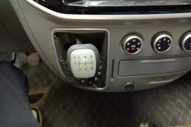 Used SAIC MAXUS Xintu V80 2021 2.0T Manual Classic Aoyuntong Short Wheelbase Ultra-Low Roof 5/6-Seater