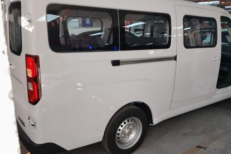Used Wuling Yangguang 2024 300KM Comfort Version Passenger Van 75kW