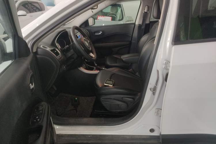 Used  Compass 2017 200T Automatic Enjoyment Version
