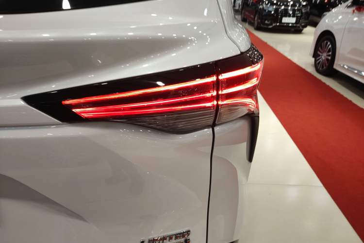 Used Toyota Sienna 2023 2.5L Hybrid Deluxe Edition
