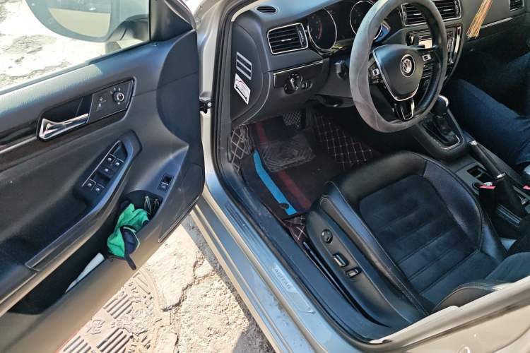 Used Volkswagen Sagitar 2015 230TSI Automatic Luxury Model
