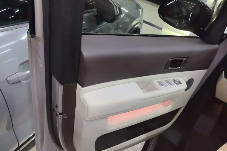 Used Li Auto MEGA 2024 Ultra Model
