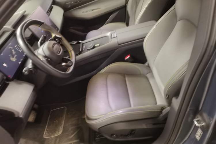 Used Lynk & Co 08 EM-P 2025 220 km All-Wheel-Drive Performance Halo
