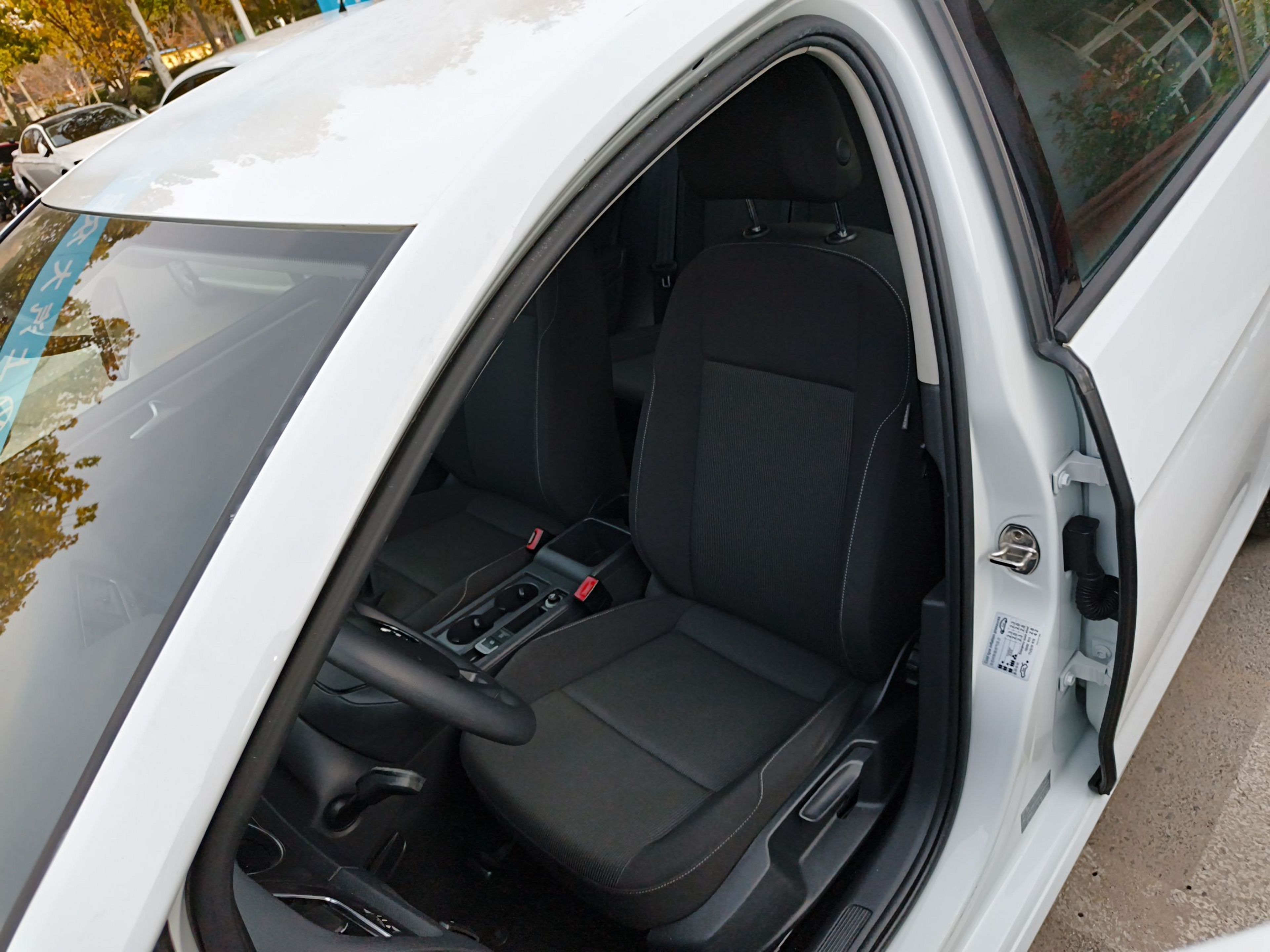 المقاعد الأمامية داخل السيارة