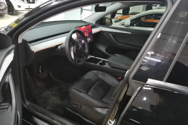 Used Tesla Model Y 2023 Long-Range All-Wheel-Drive Version