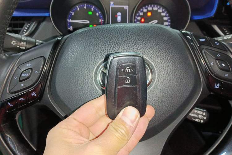 Used Toyota C-HR 2018 2.0L Luxury Sunroof Version China VI Standard
