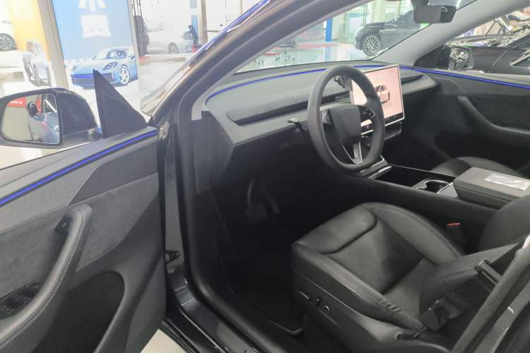 Used Tesla Model Y 2025 Long-Range All-Wheel-Drive Version
