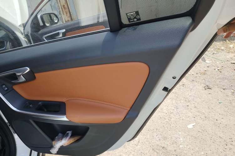 Used Volvo S60 2014 S60L 2.0T Zhiyuan Edition
