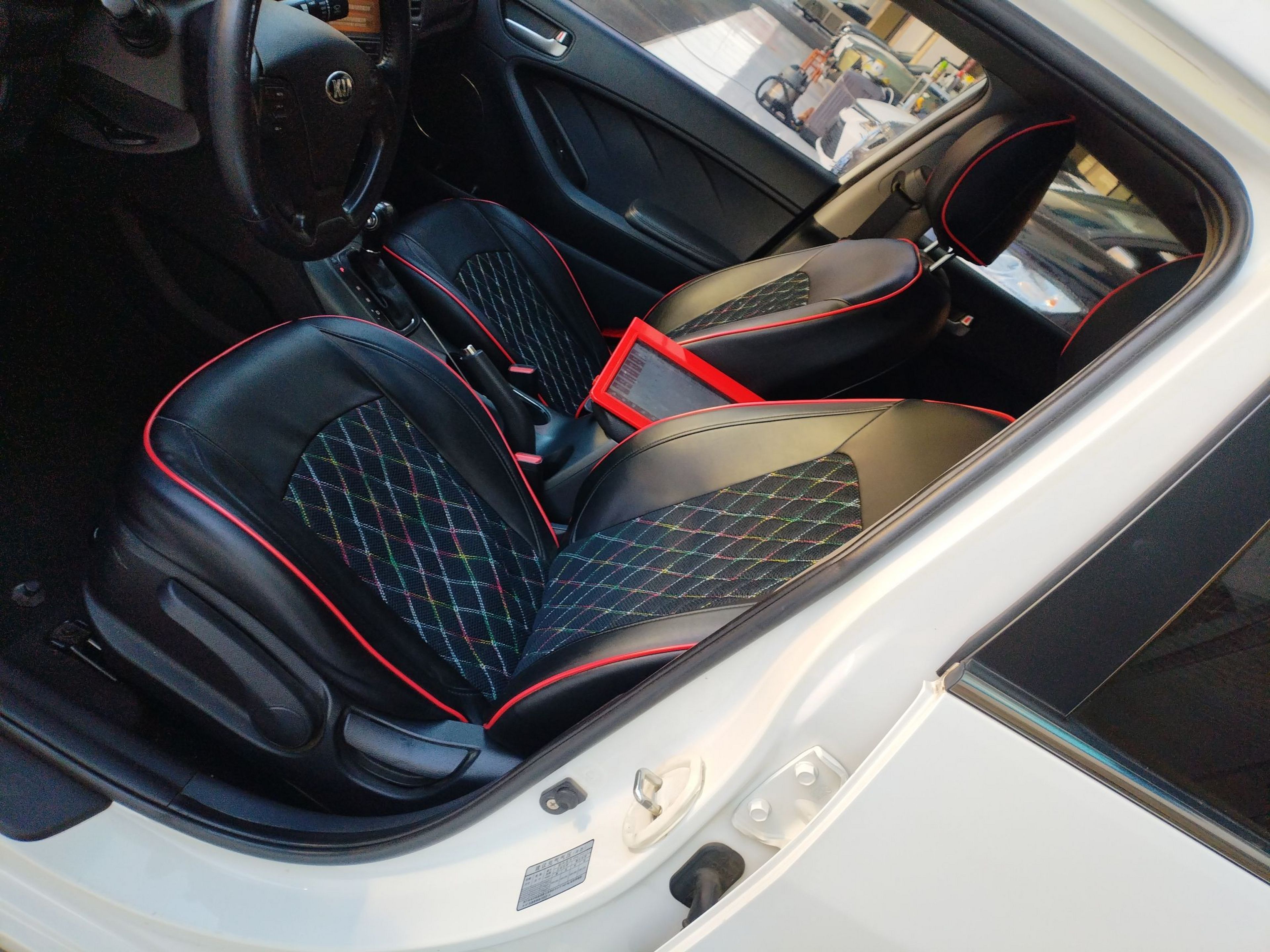 المقاعد الأمامية داخل السيارة