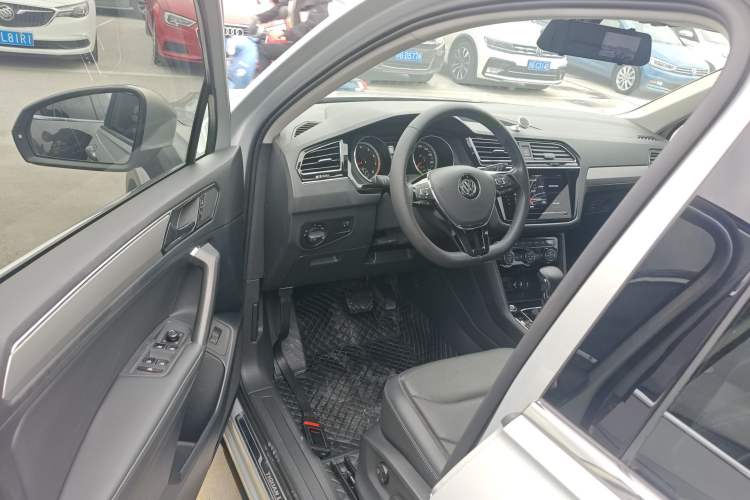 Used Volkswagen Tiguan L 2019 Revised 330TSI Automatic Two-Wheel Drive Smart & Luxury Edition China VI Standard