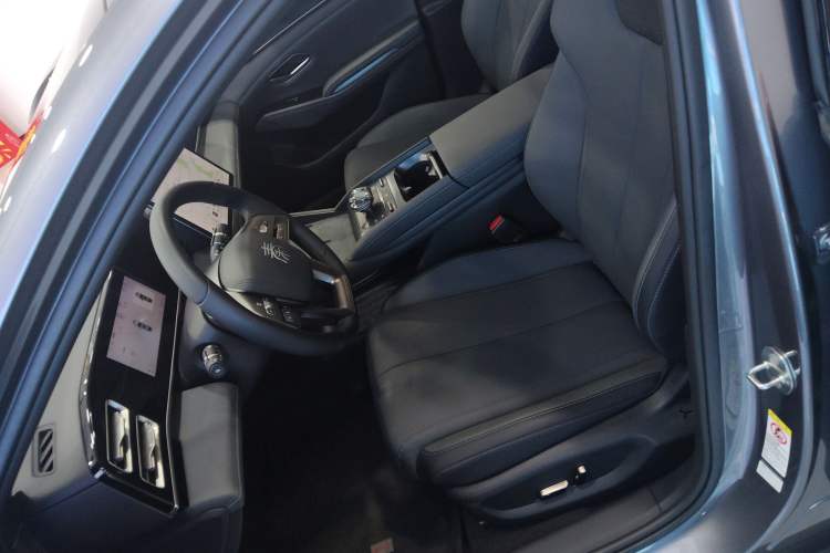 Used BYD Qin L 2025 DM-i Smart Drive 120KM Superior Model
