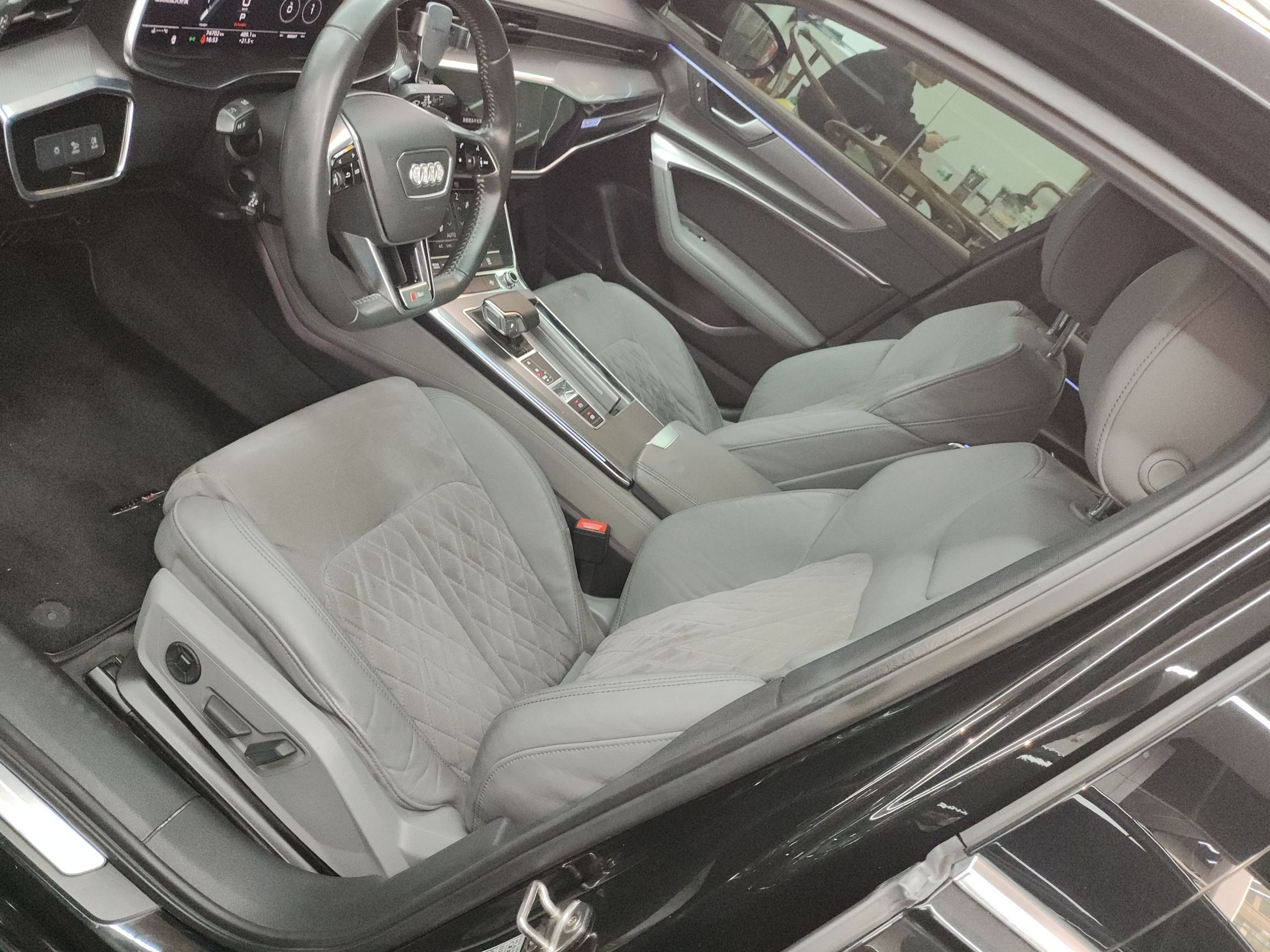 المقاعد الأمامية داخل السيارة