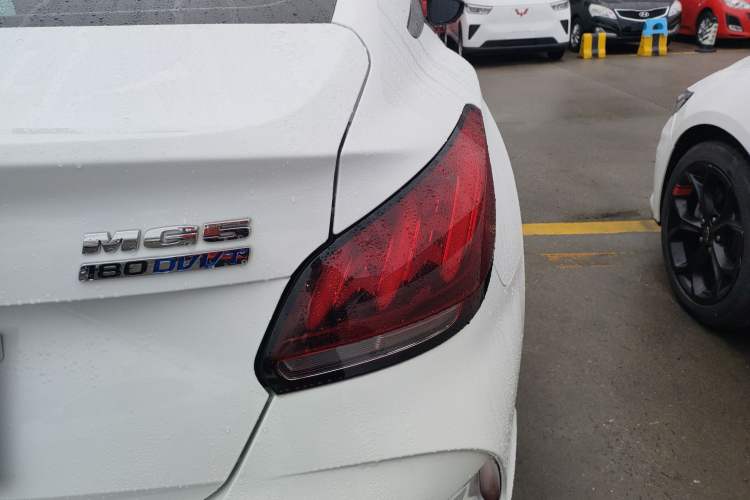 Used MG 5 2022 180 DVVT CVT Youth Luxury Edition
