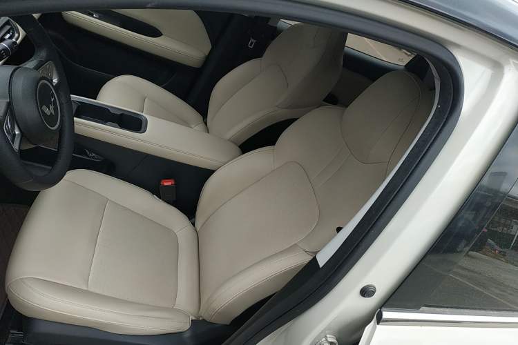 Used Wuling Bingo PLUS 2024 330 km Range Five-Seater Version
