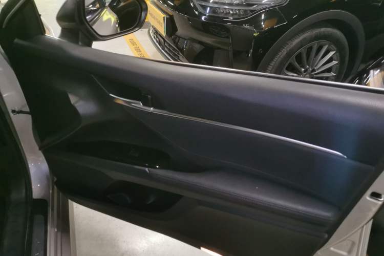 Used Toyota Camry 2021 2.0G Luxury Edition
