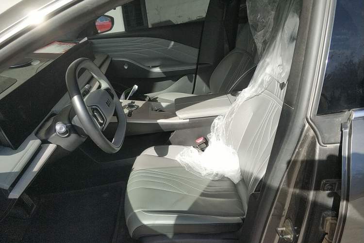 Used  E8 2024 550 km Range Rear-Drive MAX
