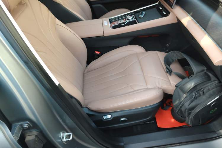 Used Chery Tiggo 8 L 2024 2.0T Two-Wheel Drive Prestige Version 5 Seats
