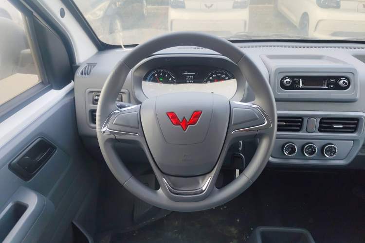 Used Wuling Yangguang 2024 300KM Comfort Version Passenger Van 75kW
