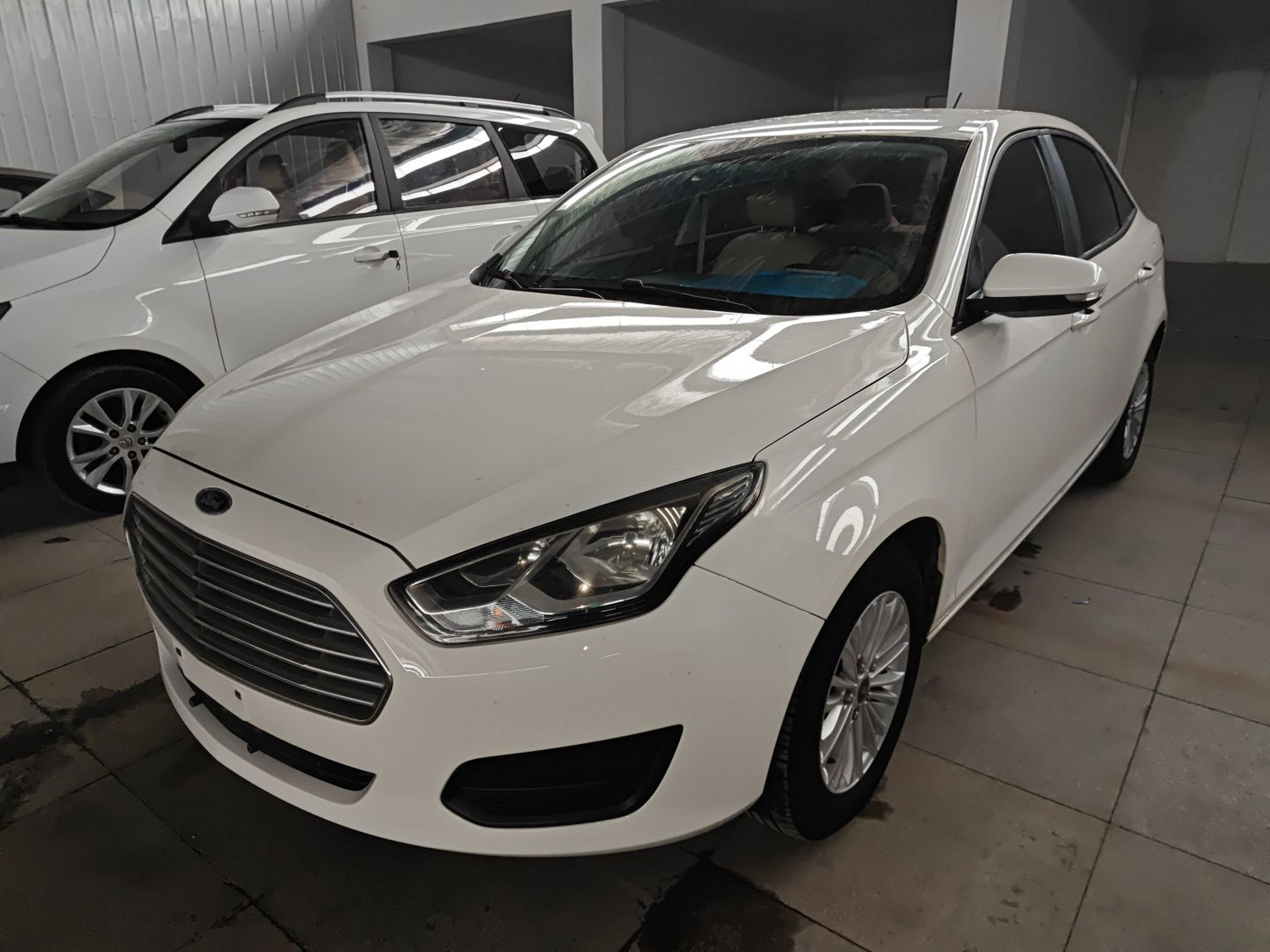 تحت مقدمة السيارة