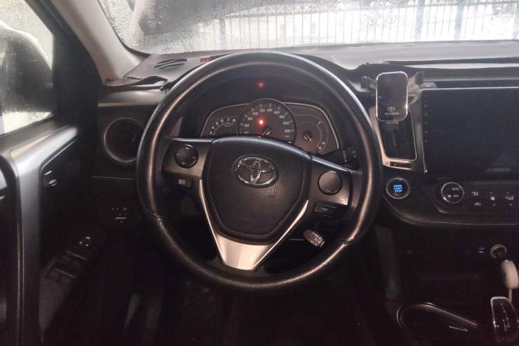 Used Toyota RAV4 2016 2.0L CVT Two-Wheel Drive Fashion Edition China V Standard
