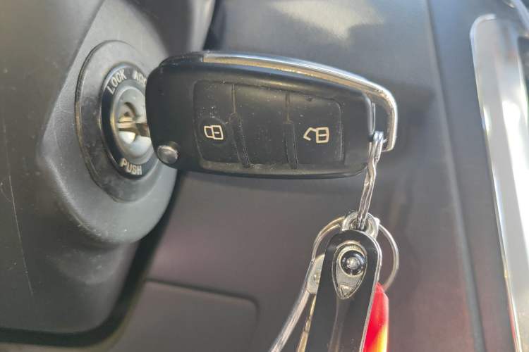 Used  V7 2018 2.0L Two-Wheel-Drive Luxury Long-Wheelbase HFC4GA3-3D