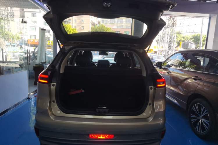 Used Geely Auto Emgrand X7 Sport 2018 1.8TD Automatic Two-Wheel Drive Smart 4G Connected Version
