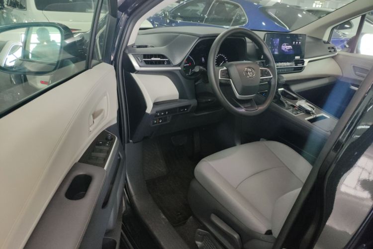 Used Toyota Granvia 2024 2.5L Hybrid Comfort Edition
