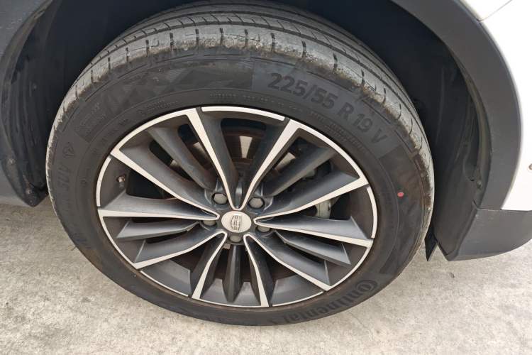 Used Geely Auto Emgrand X7 Sport 2018 1.8TD Automatic Two-Wheel Drive ZhiZun Model with 4G Connectivity
