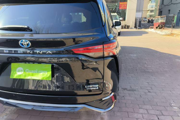 Used Toyota Sienna 2023 2.5L Hybrid Deluxe Edition