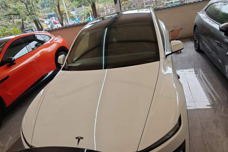 Used Tesla Model Y L 2025 Long-Range All-Wheel-Drive Version
