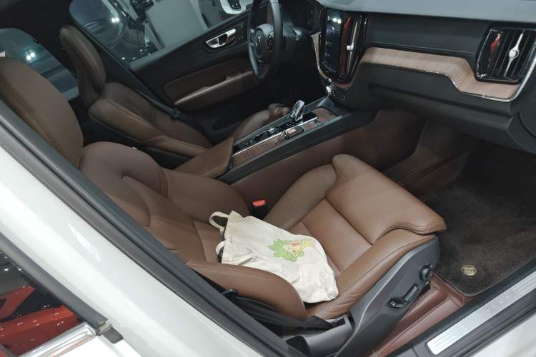 Used Volvo XC60 2023 B5 4x4 Smart Luxury Edition
