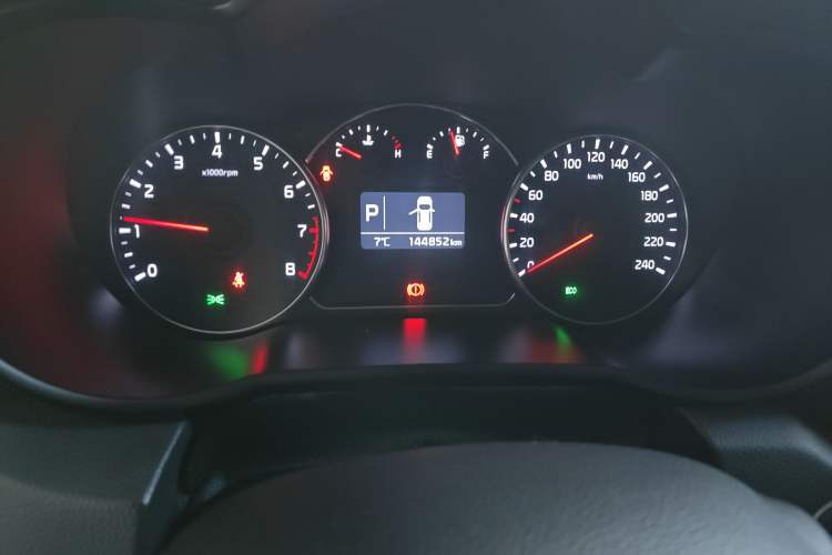 Used Kia Carens 2013 2.0L 7-Seater Automatic Luxury Version China IV Standard
