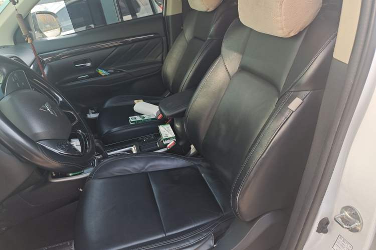 Used Mitsubishi Outlander 2019 2.0L Two-Wheel Drive Comfort Edition 5 Seats China VI Standard
