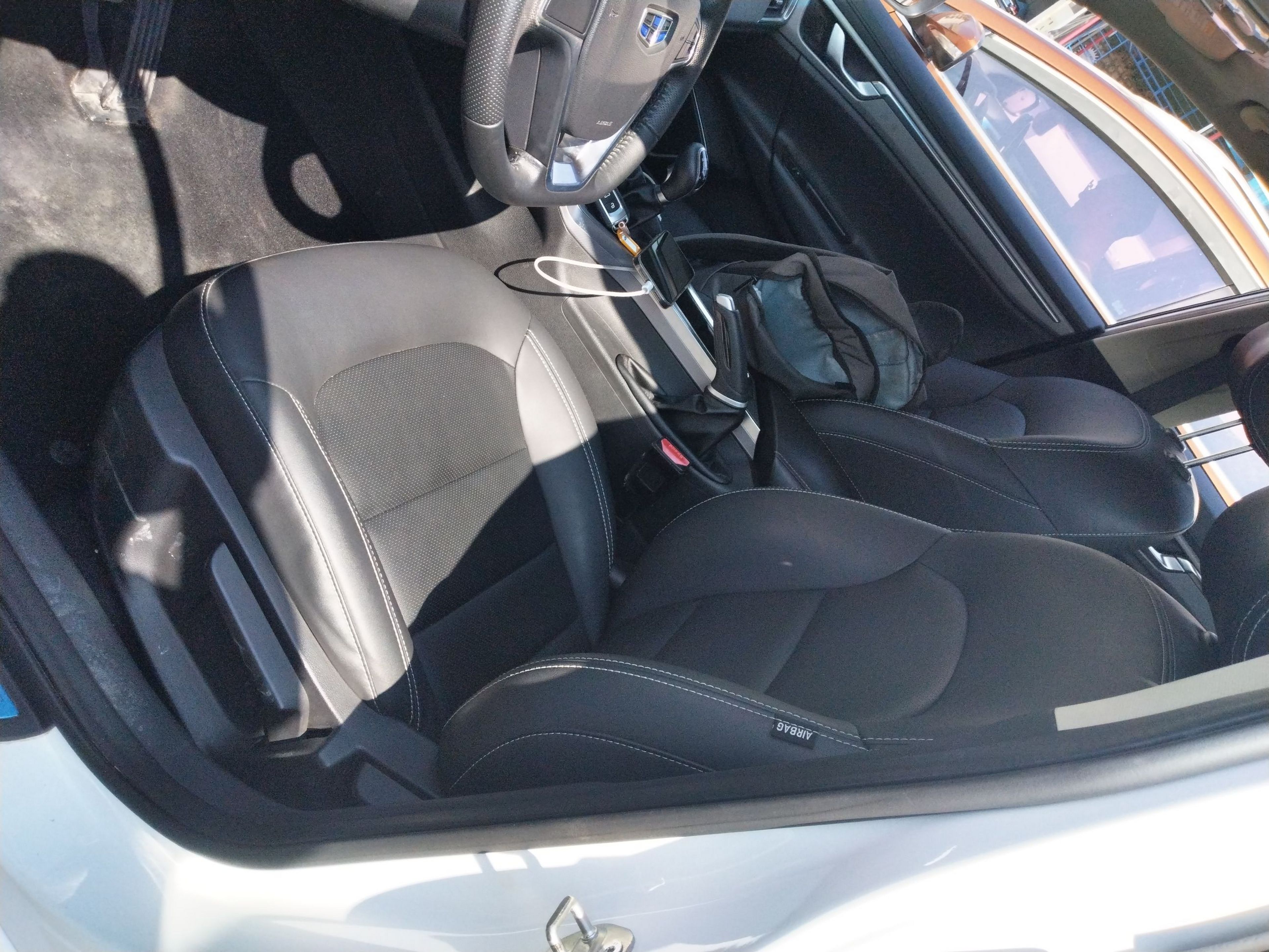 Переднее сиденье в автомобиле