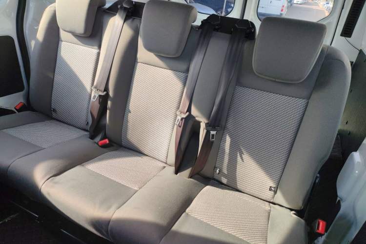 Used Ford Transit 2019 2.0T Diesel Multi-Purpose Commercial Vehicle Short Wheelbase Mid-Roof Design 6-Seater China VI Standard
