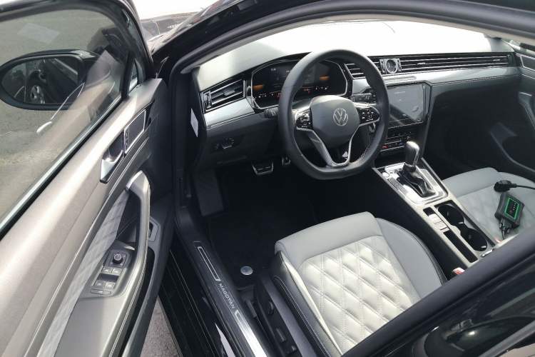 Used Volkswagen Magotan 2023 2 Million Units Limited Edition 330TSI DSG Leading Version
