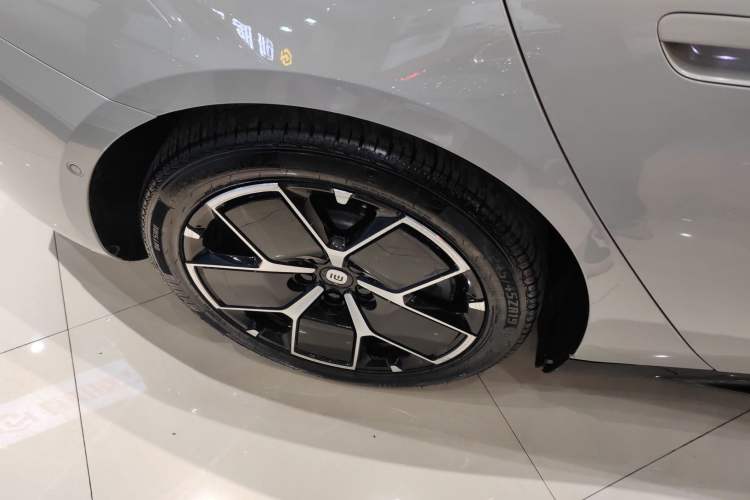 Used  SU7 2024 Rear-Drive Ultra-Long Range Advanced Pro-Level Intelligent Driving Version
