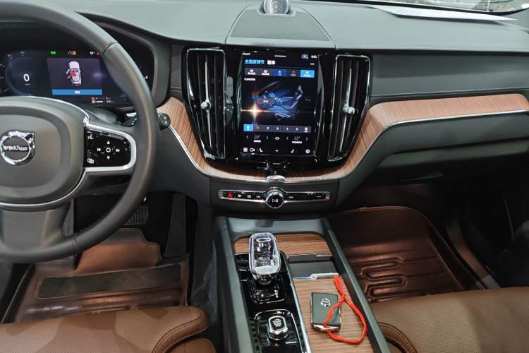 Used Volvo XC60 New Energy 2025 Plug-in Hybrid Long-Range All-Wheel Drive Smart Luxury Edition
