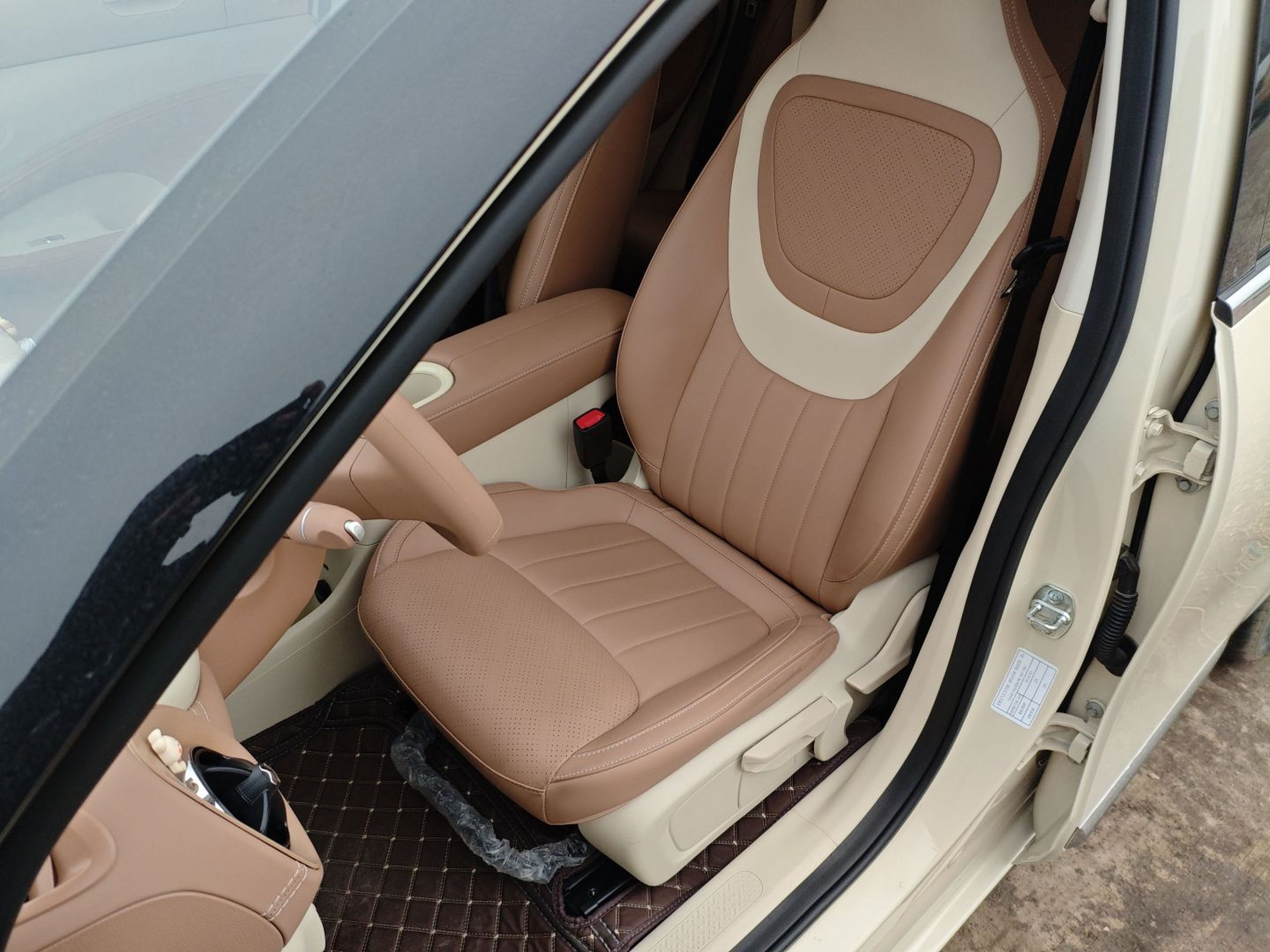 المقاعد الأمامية داخل السيارة