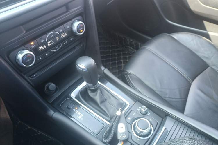 Used Mazda Mazda 3 Axela 2019 Cloud-Controlled Version Hatchback 2.0L Automatic Luxury Model China VI Standard
