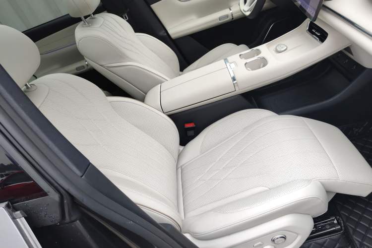 Used  Q07 2025 215 Flagship Edition
