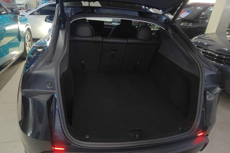 Used Tesla Model Y 2025 Rear-Wheel-Drive Version
