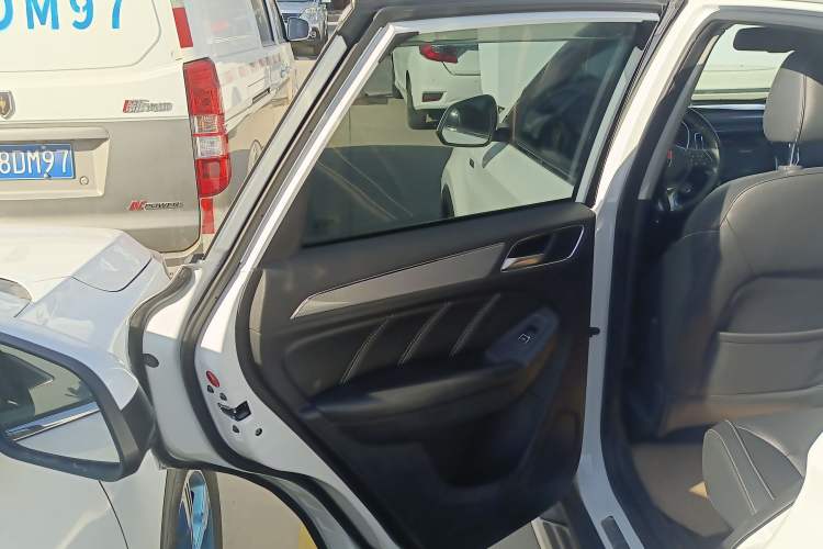 Used Roewe RX5 2016 30T Two-Wheel Drive Automatic Internet Smart Edition
