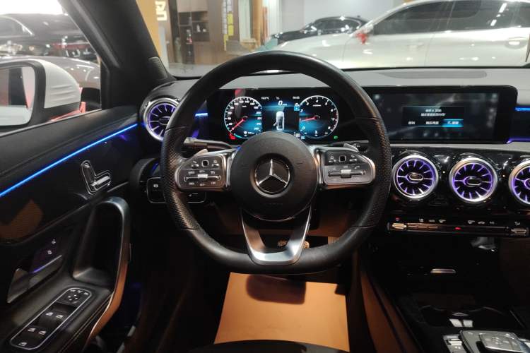 Used Mercedes-Benz A-Class 2022 Revised Version A 200 L Sport Sedan Fashionable Style
